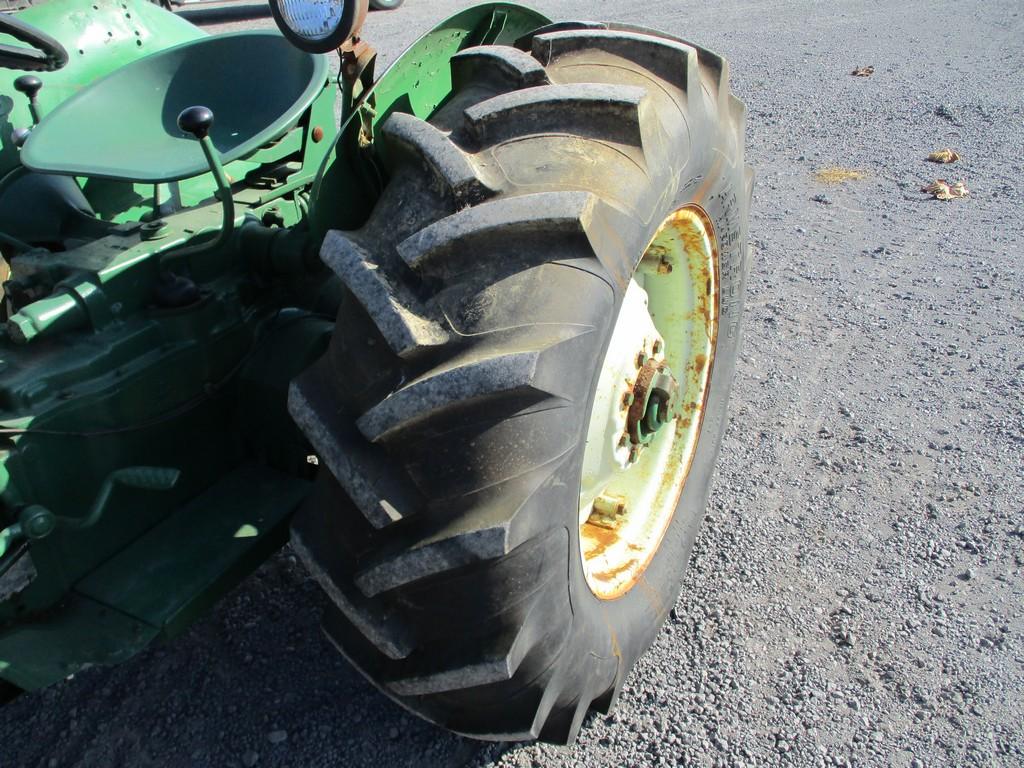 OLIVER 550 TRACTOR
