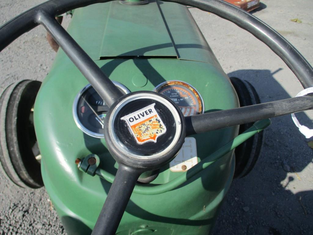 OLIVER 550 TRACTOR