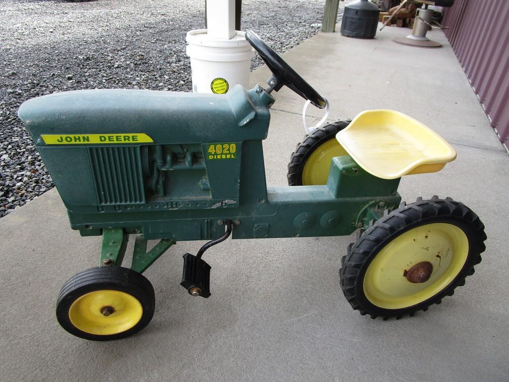 JOHN DEERE 4020 PEDAL TRACTOR