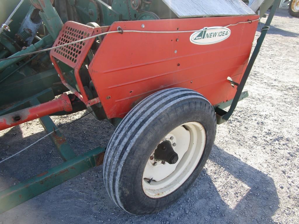 NEW IDEA 324 CORN PICKER