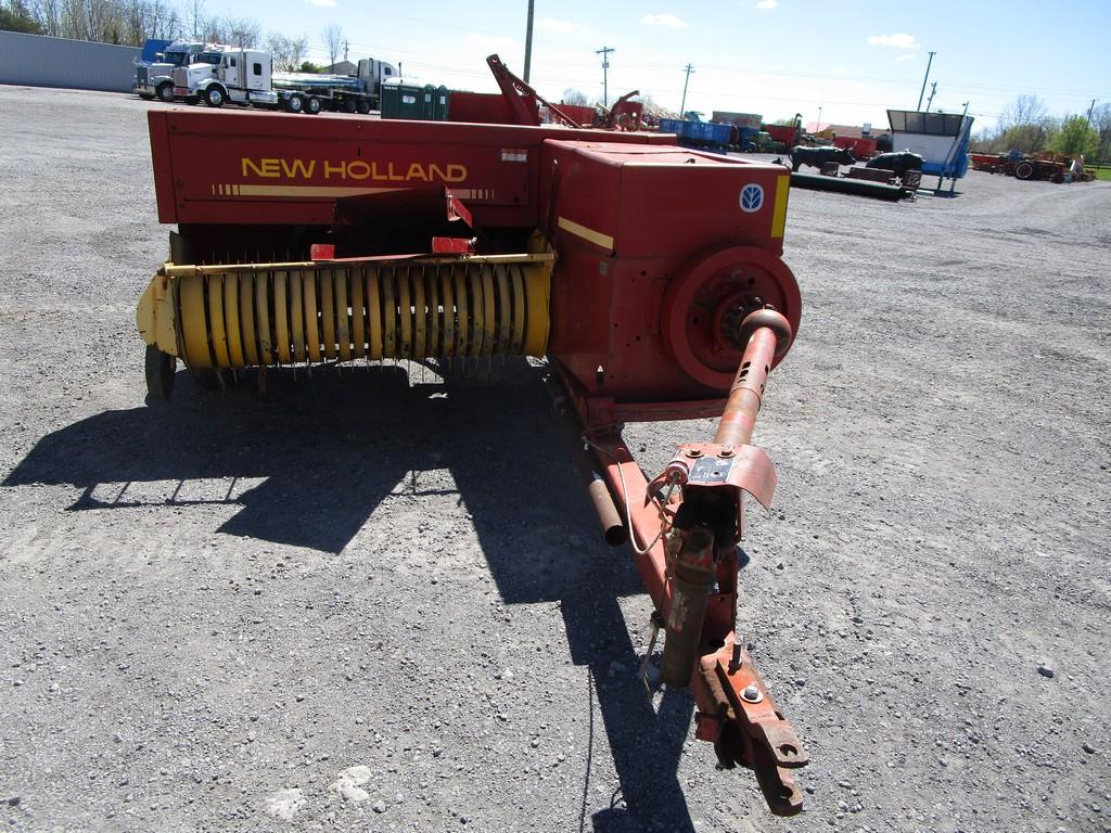 NEW HOLLAND 570 SQ BALER