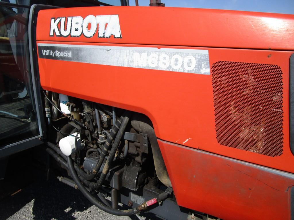 KUBOTA M6800 TRACTOR