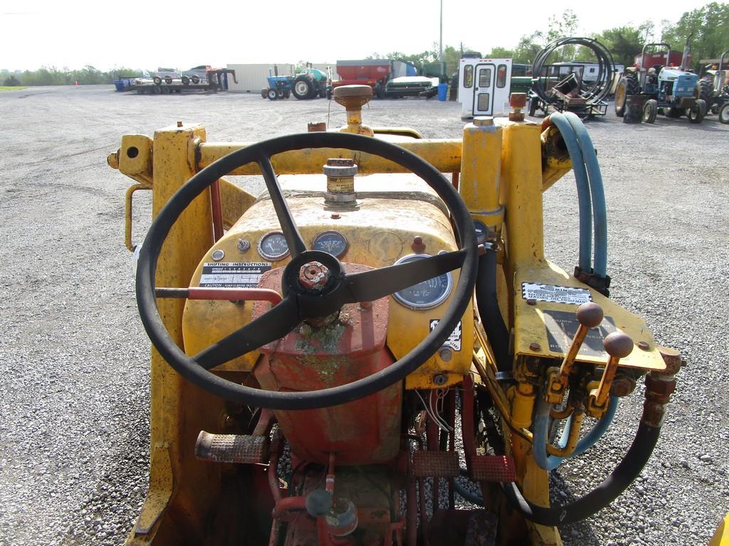 CASE 480 TRACTOR W LOADER