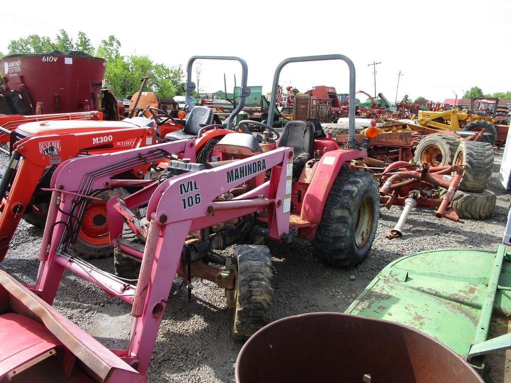 MAHINDRA 2615 TRACTOR W LOADER