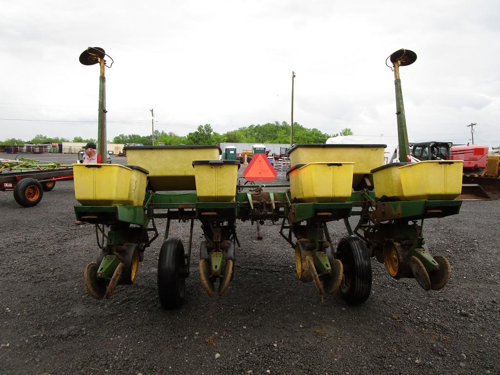 JOHN DEERE 7000 4-ROW PLANTER