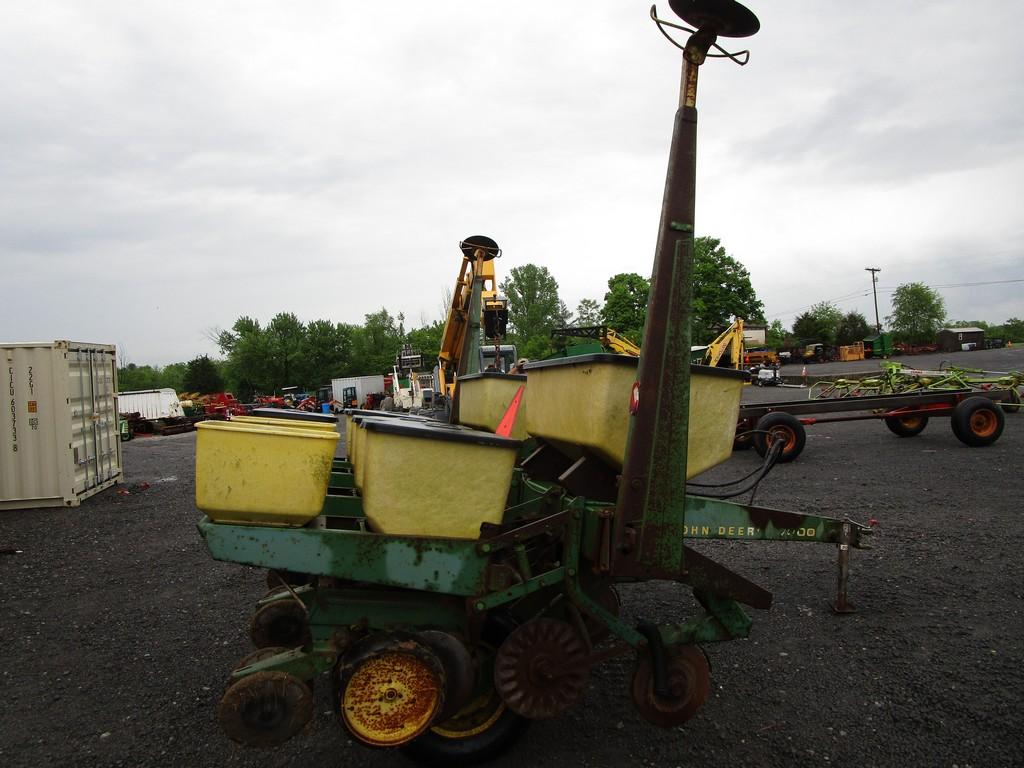 JOHN DEERE 7000 4-ROW PLANTER