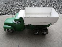 TOY GREEN GRAIN TRUCK