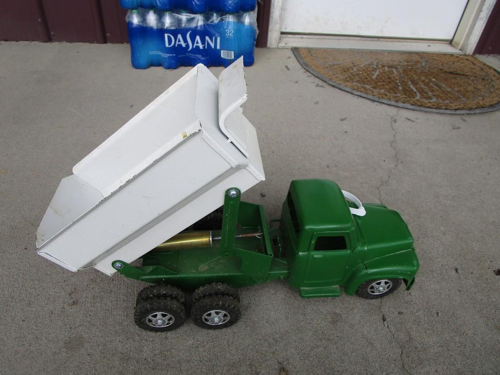 TOY GREEN GRAIN TRUCK