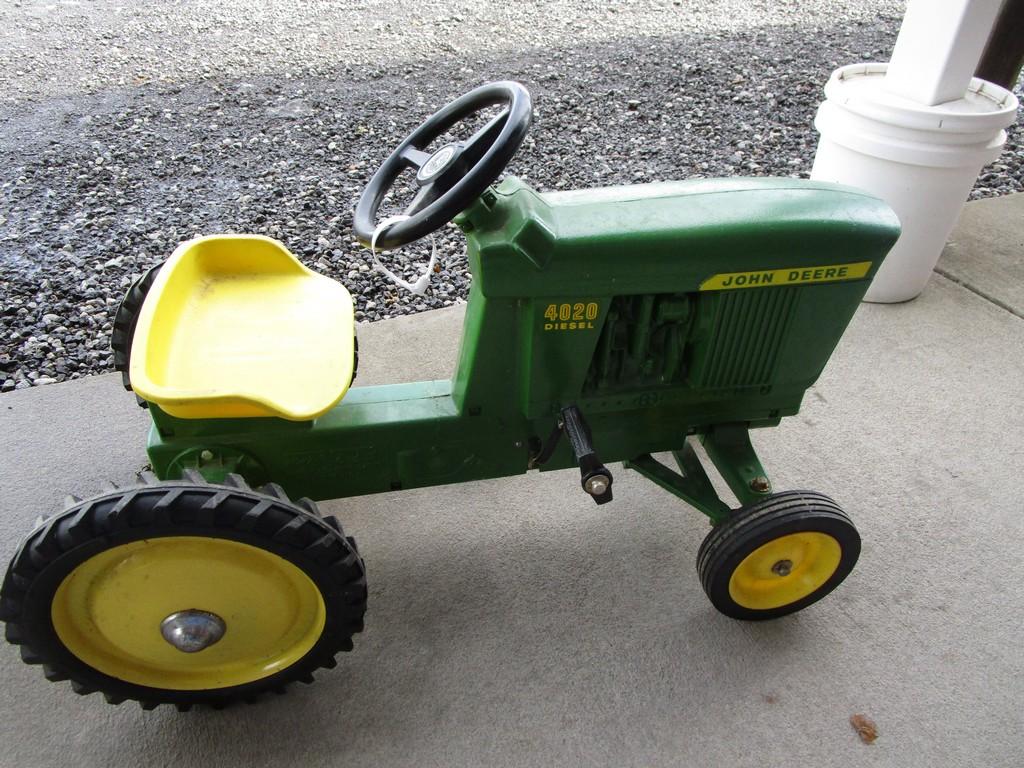 JOHN DEERE 4020 PEDAL TRACTOR