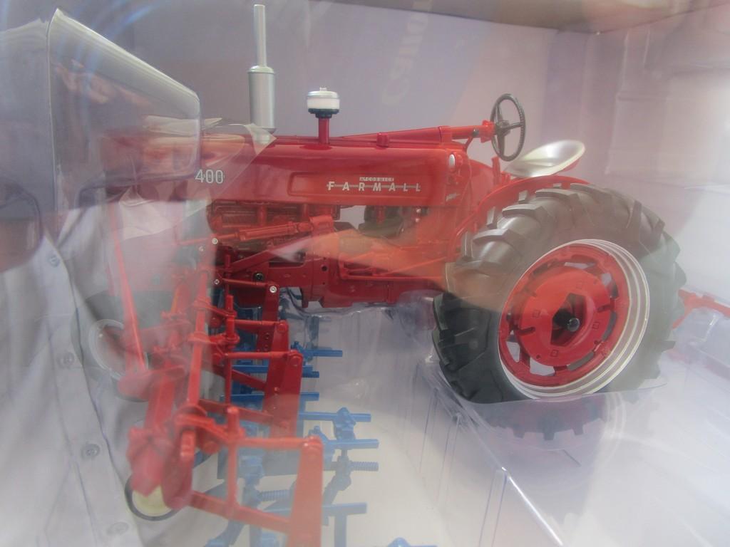 TOY SPECCAST FARMALL  400 W CULTIVATOR