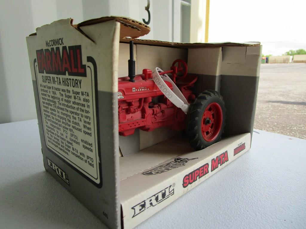 TOY FARMALL SUPER M-TA TRACTOR