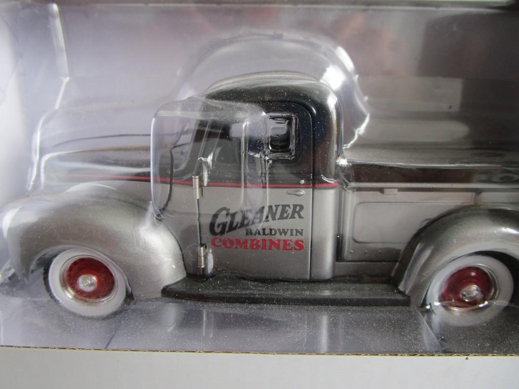 TOY SPECCAST GLEANER BALDWIN COMBINES TRUCK