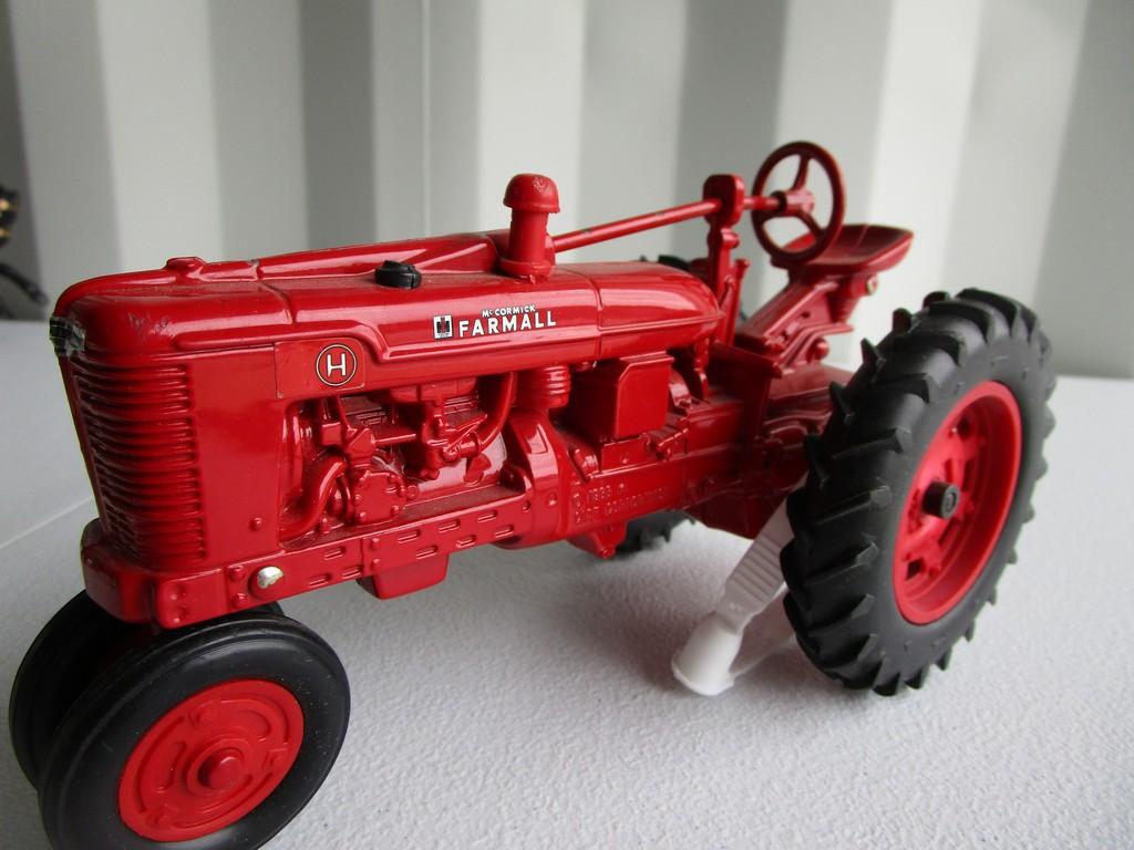 TOY FARMALL H TRACTOR