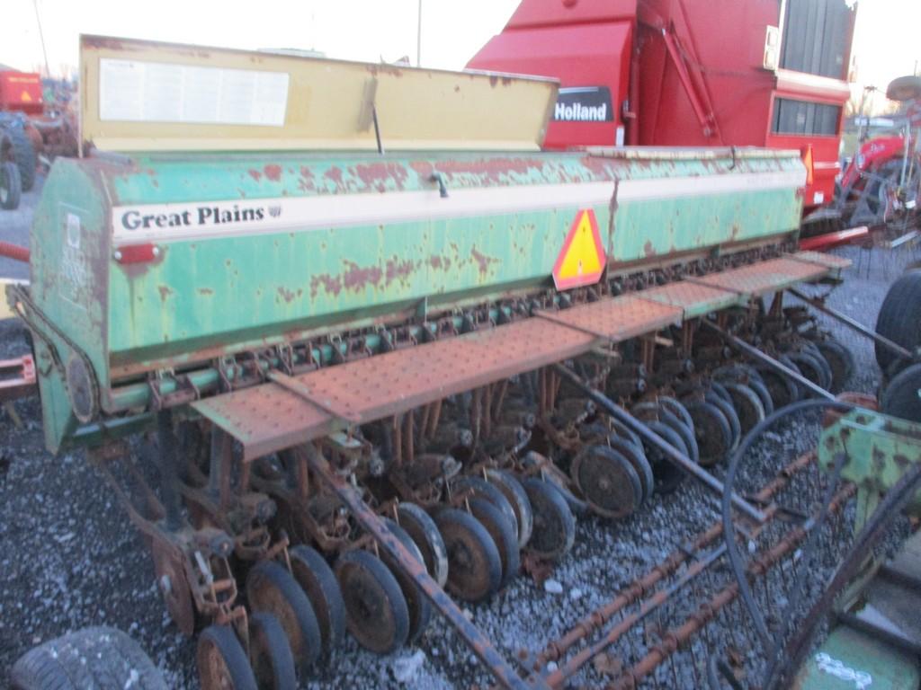 GREAT PLAINS 15' GRAIN DRILL W COULTER CADDY