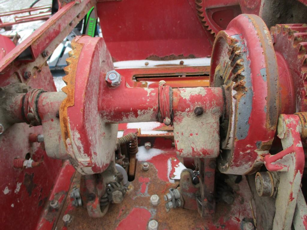 IH 430 SQ BALER