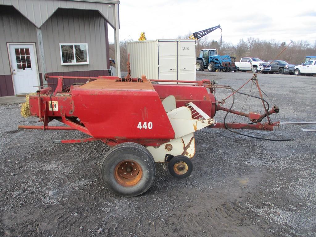 IH 440 SQ BALER