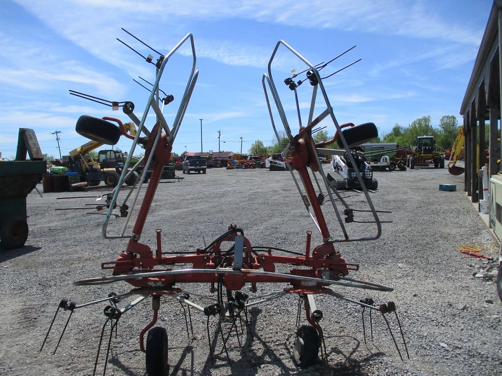 HESSTON AGCO 427 HAY TEDDER