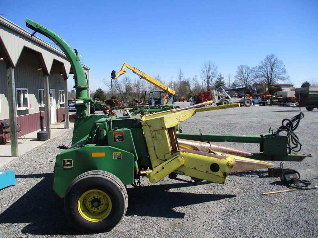 JOHN DEERE 3950 CHOPPER W 2 ROW HEAD