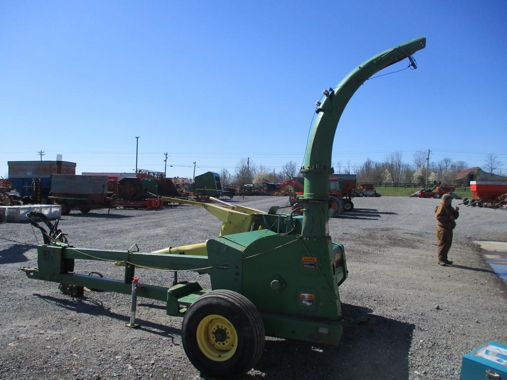 JOHN DEERE 3950 CHOPPER W 2 ROW HEAD