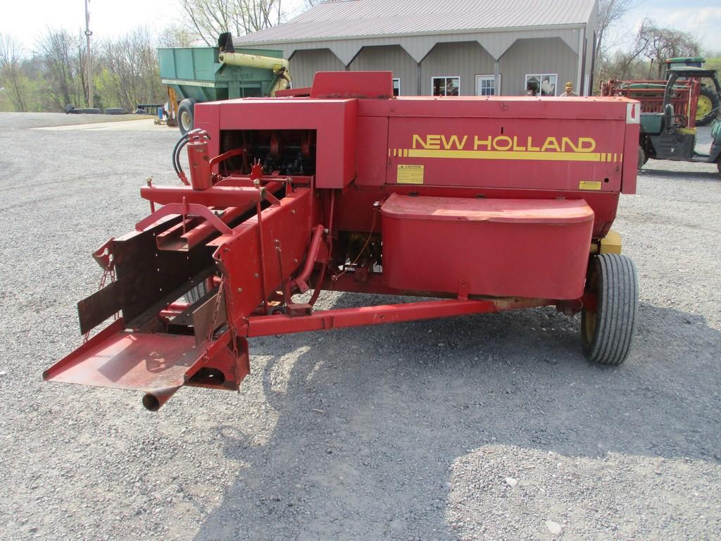 NEW HOLLAND 570 SQ BALER