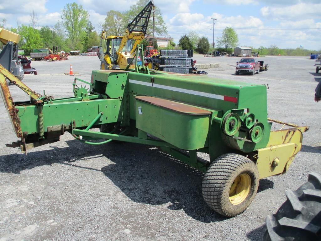 JOHN DEERE 338 SQ BALER