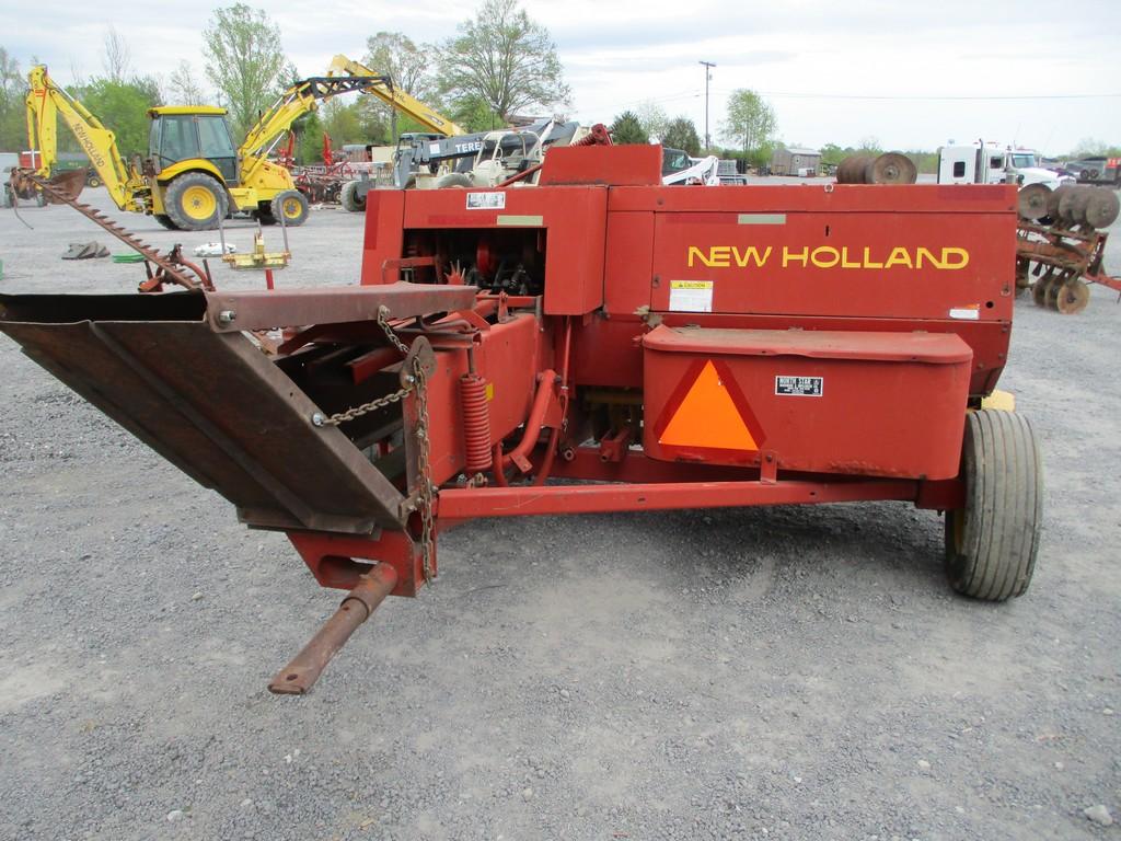 NEW HOLLAND 570 SQ BALER