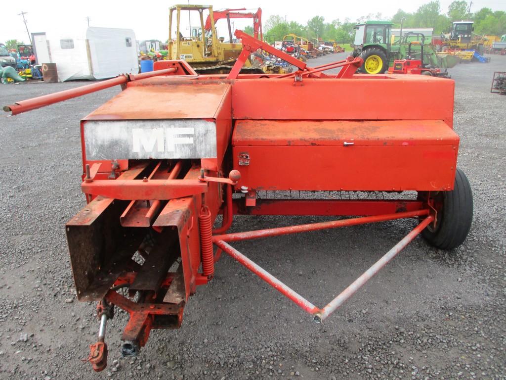 MASSEY FERGUSON 124 SQ BALER