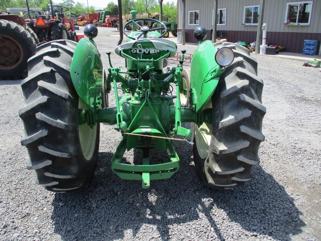 OLIVER 550 TRACTOR