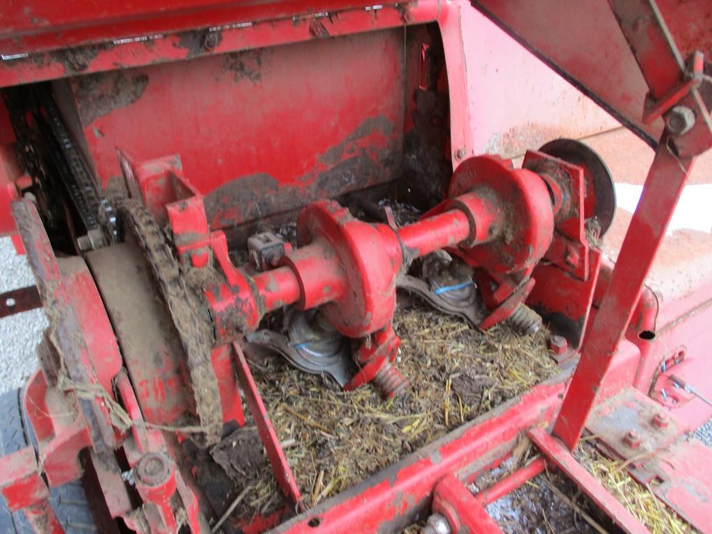 MF 124 SQ BALER