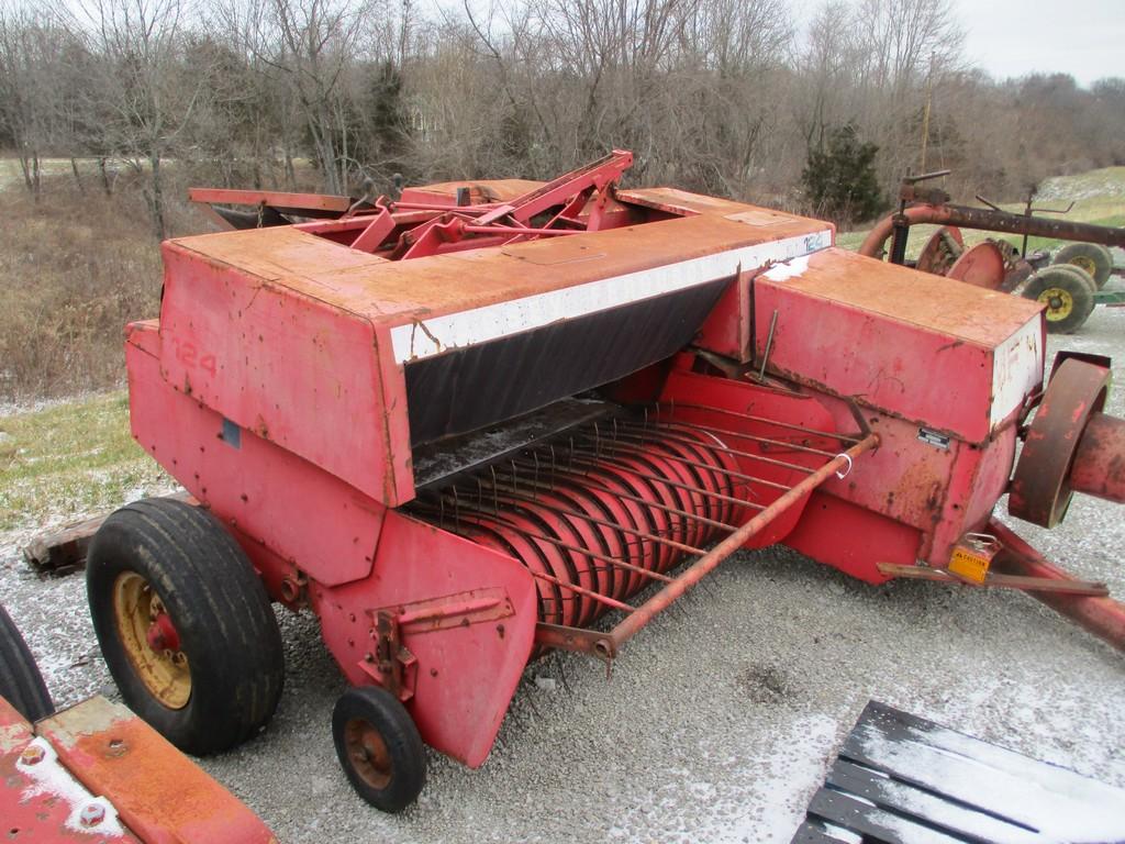 MF 124 SQ BALER