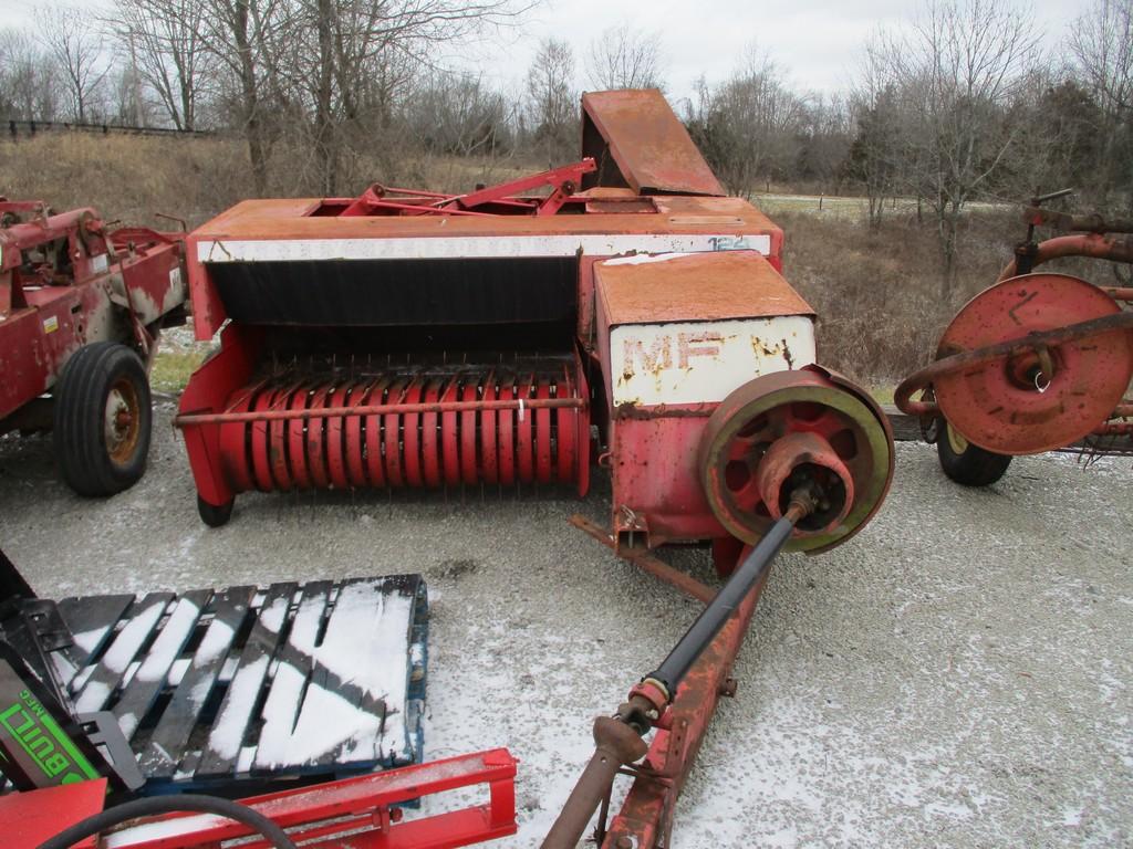 MF 124 SQ BALER