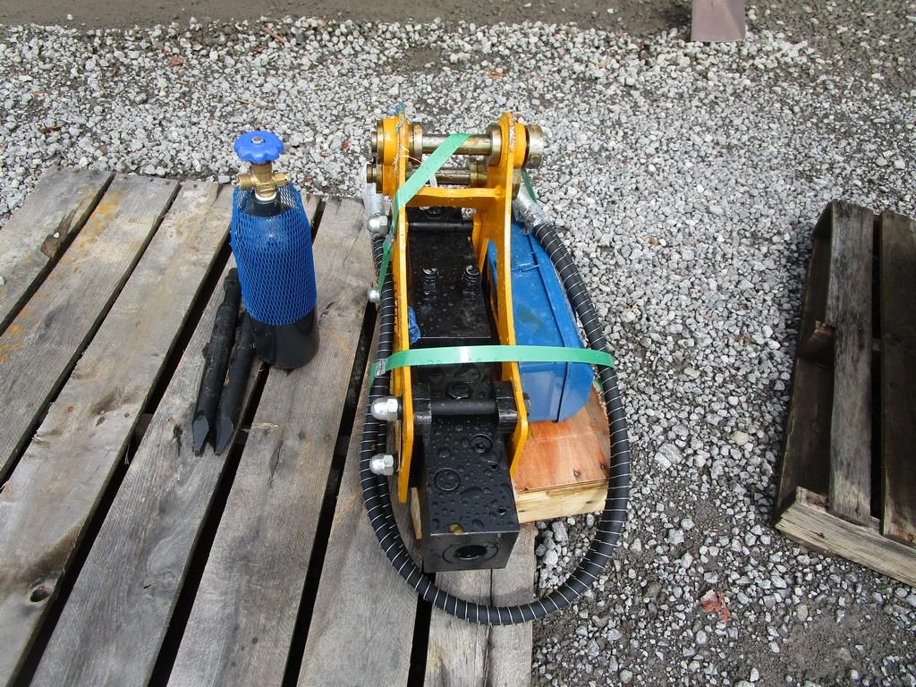 MINI X HYDRAULIC BREAKER W 2 BITS