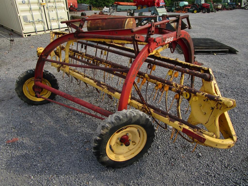 NEW HOLLAND 256 HITCH  RAKE