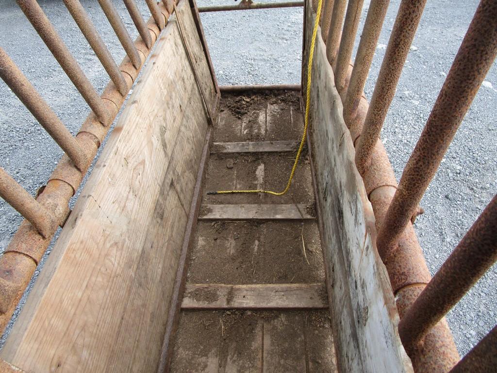 LIVESTOCK CHUTE