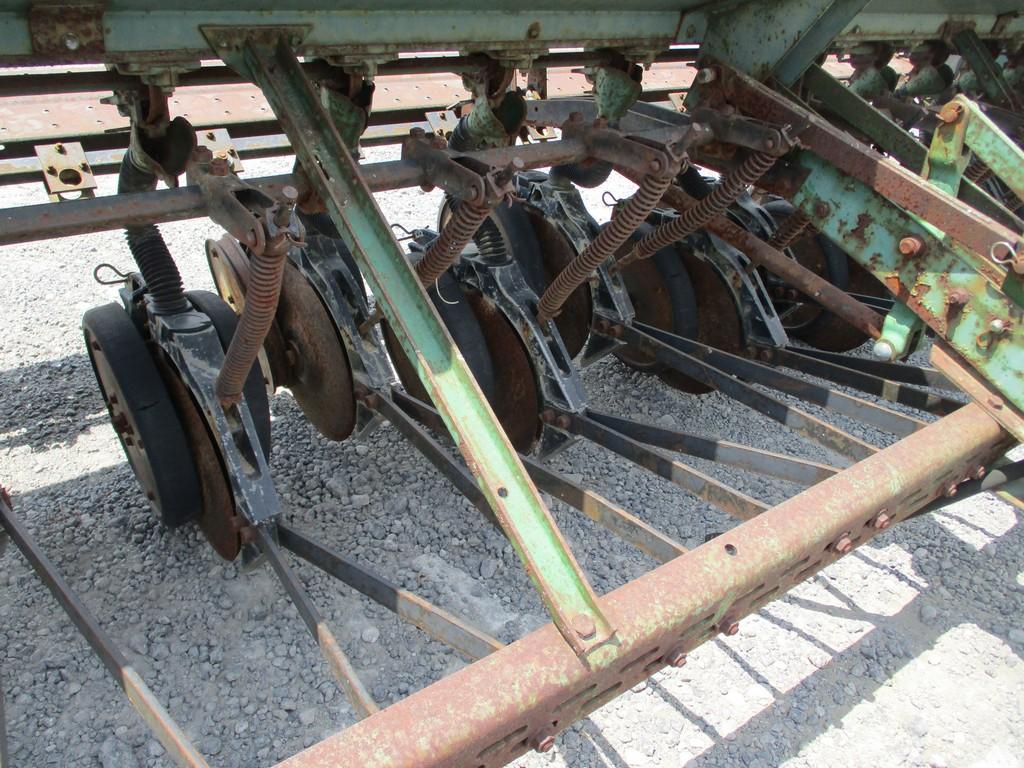 JOHN DEERE 8300 DRILL