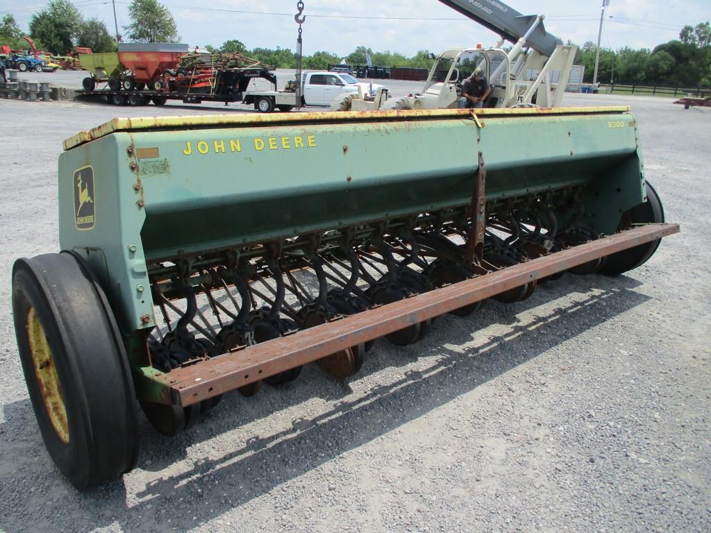 JOHN DEERE 8300 DRILL