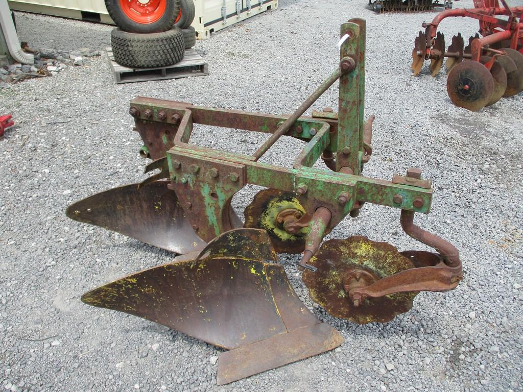 JOHN  DEERE 2X PLOW