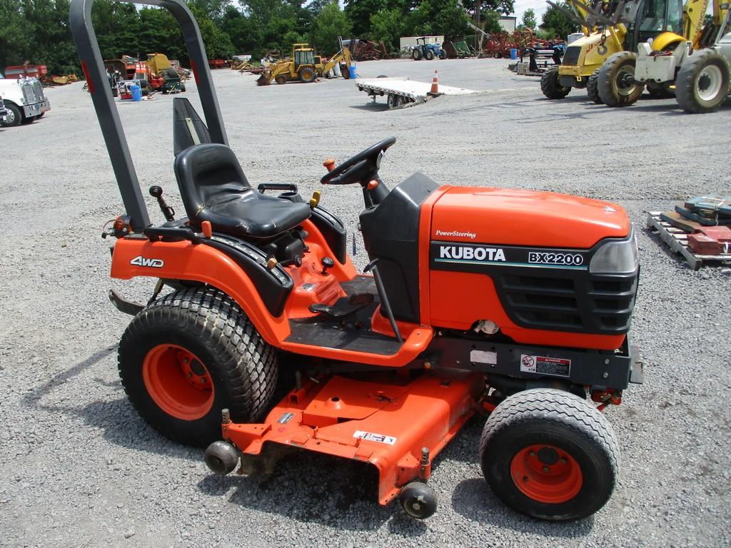 KUBOTA BX2200 TRACTOR W MOWER
