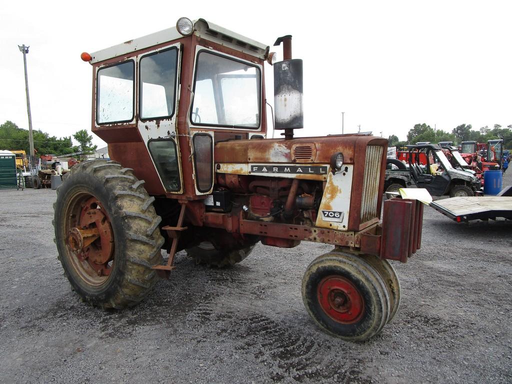 FARMALL 706 TRACTOR