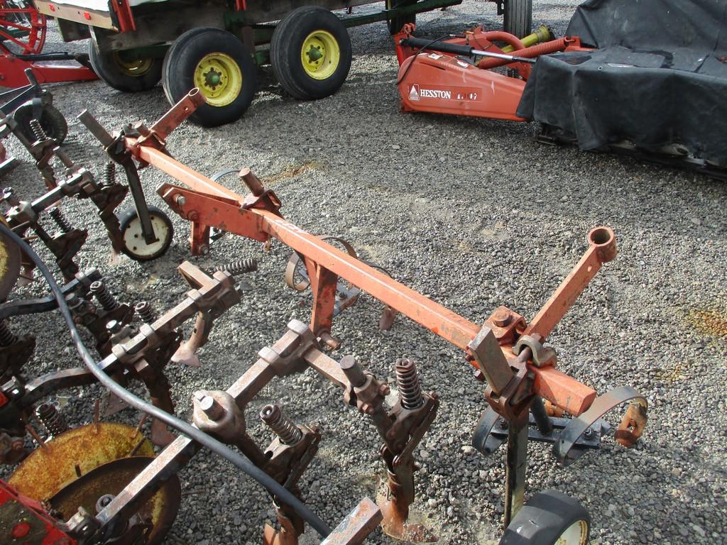 INTERNATIONAL #89 4 ROW MOUNTED CULTIVATOR W 3PT TRACK REMOVER