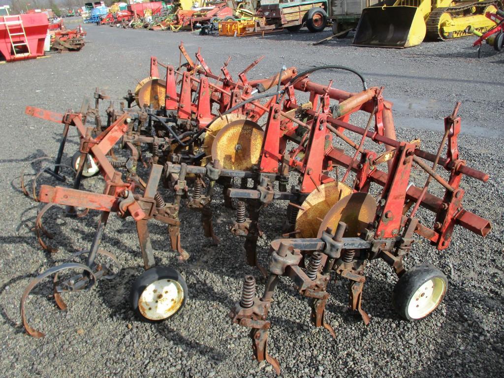 INTERNATIONAL #89 4 ROW MOUNTED CULTIVATOR W 3PT TRACK REMOVER