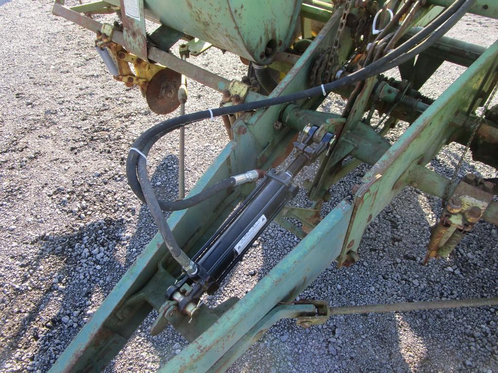JOHN DEERE 1240 CORN PLANTER