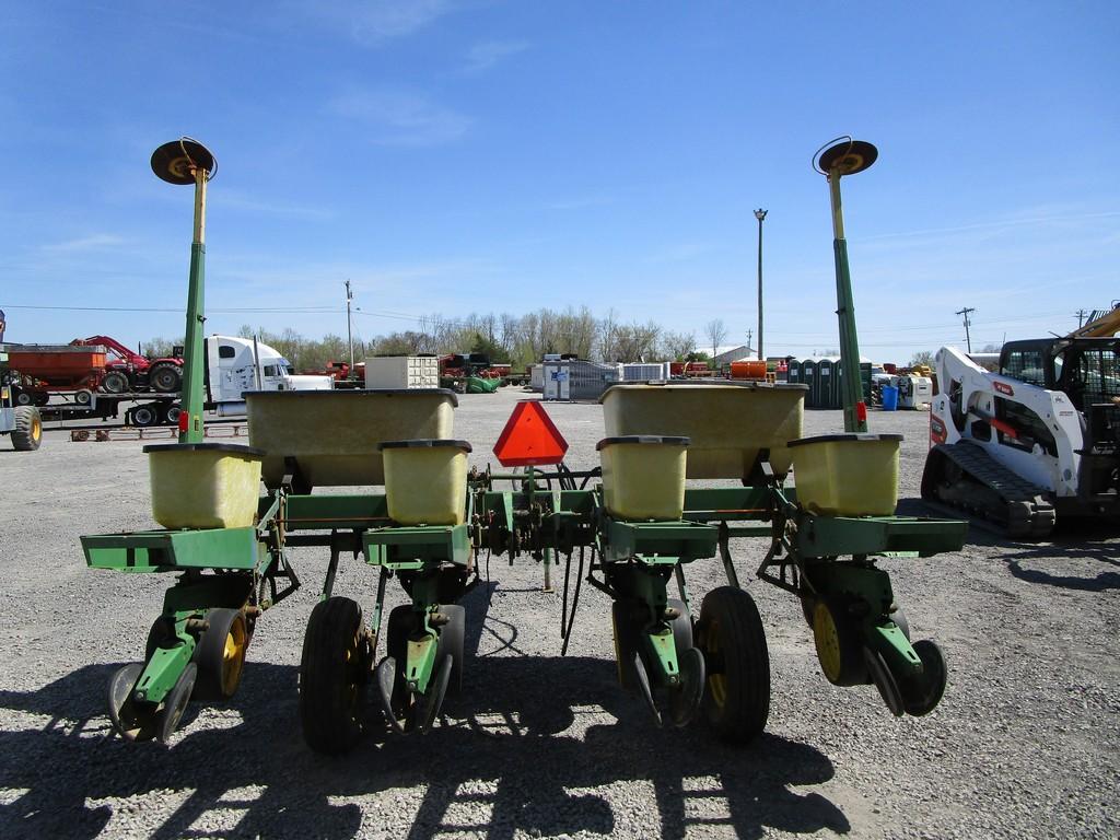 JOHN DEERE 7000 4-ROW PLANTER