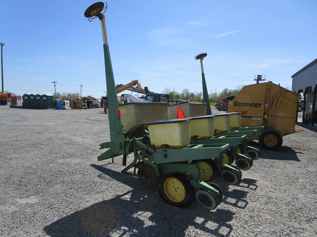 JOHN DEERE 7000 4-ROW PLANTER