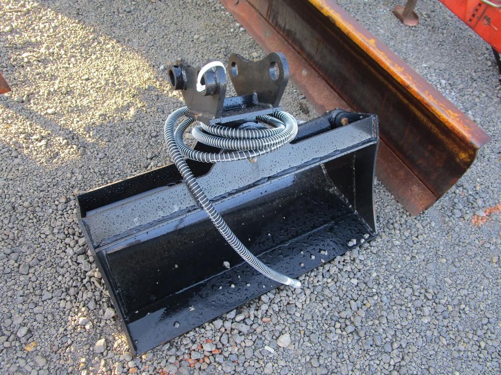 FUTURE 3T HYD TILT BUCKET 32"