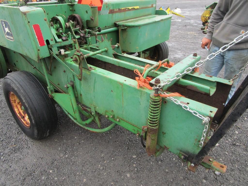 JOHN DEERE 337 SQ BALER