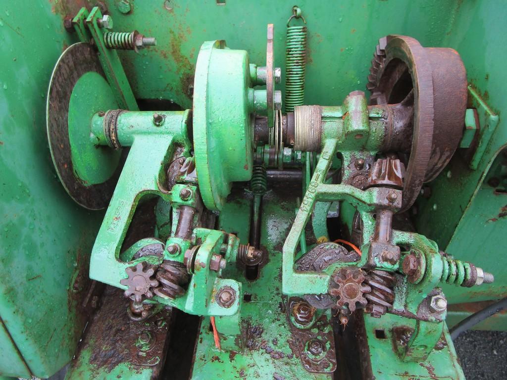 JOHN DEERE 337 SQ BALER
