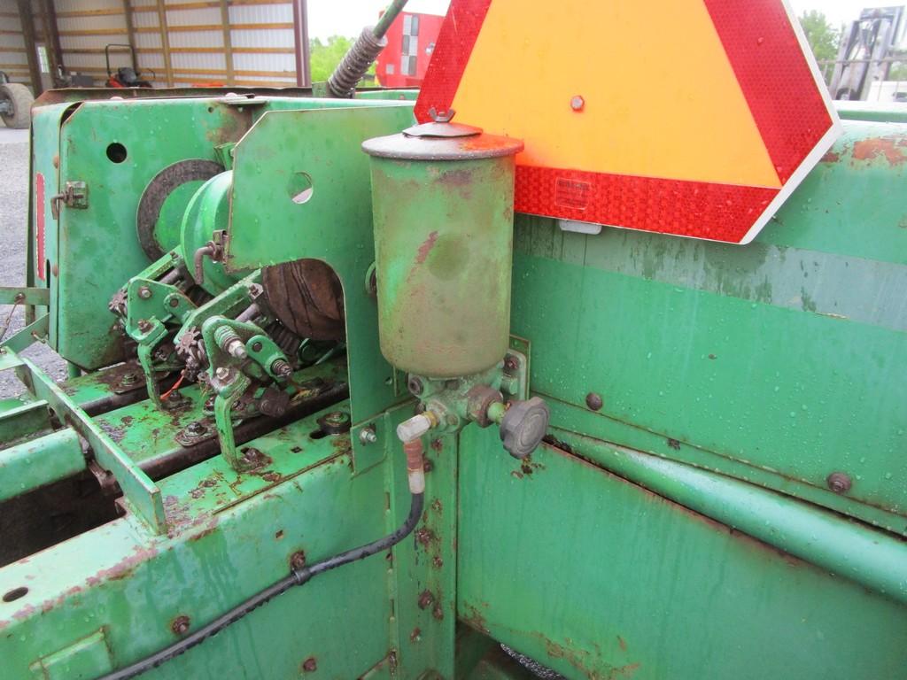 JOHN DEERE 337 SQ BALER