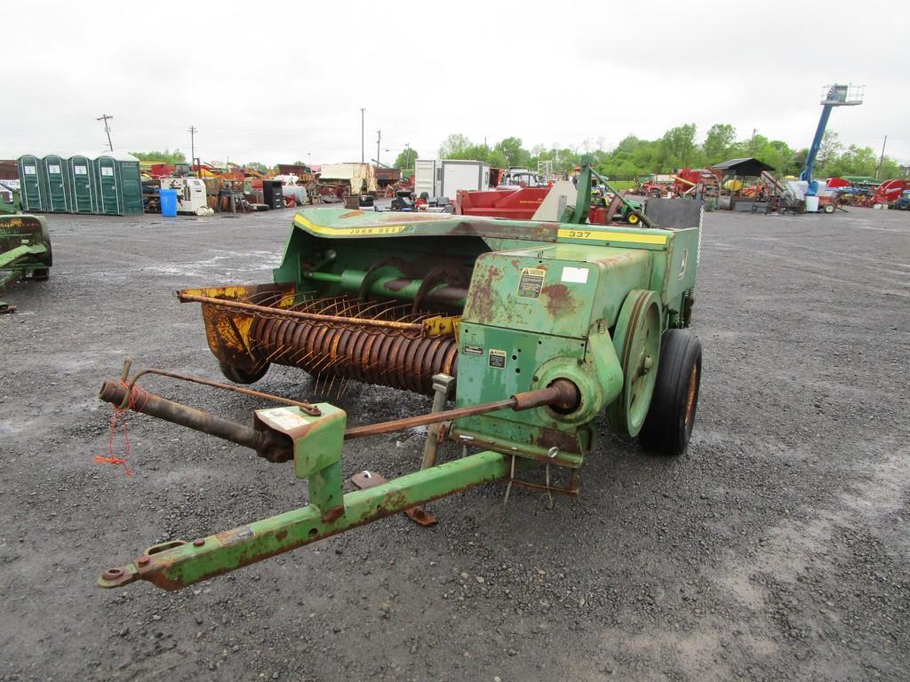 JOHN DEERE 337 SQ BALER
