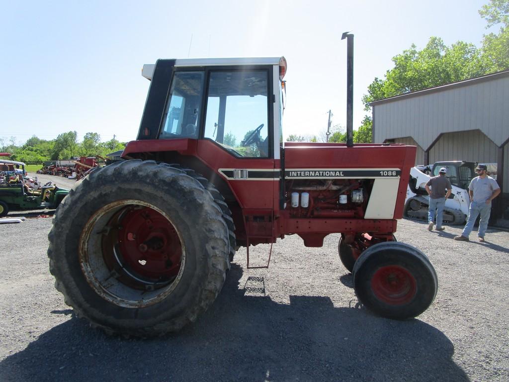 IH 1086 W DUALS